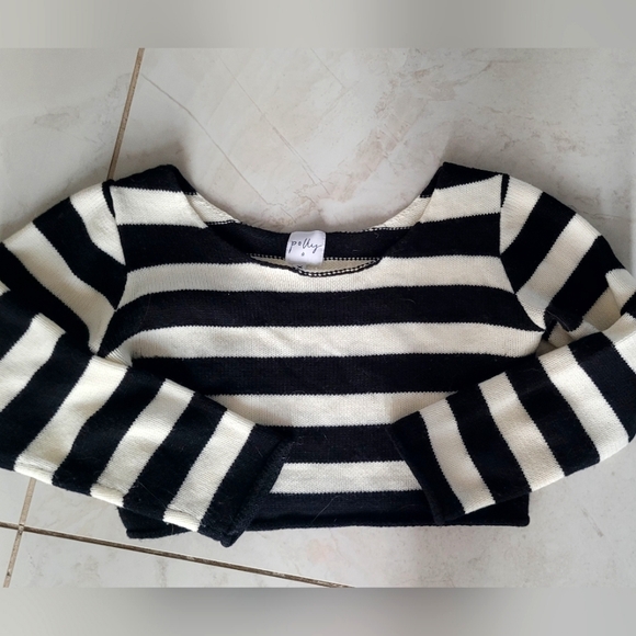 Adorable knitted striped cropped top! - Picture 2 of 4